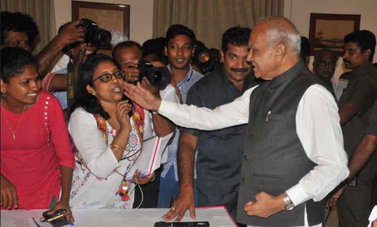 तमिलनाडु के राज्यपाल ने सहलाया महिला पत्रकार का गाल, आपत्ति के बाद मांगी माफ़ी