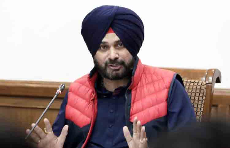 सिद्धू के हमले जारी, ‘देश को कांग्रेस ने 4 गांधी दिए बीजेपी ने 3 मोदी’