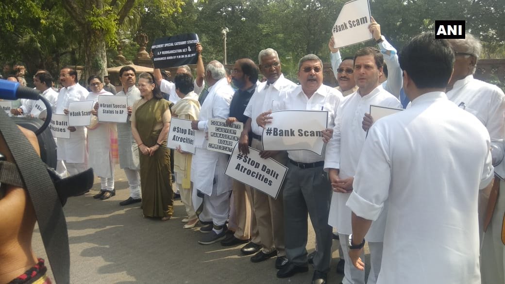 केंद्र की नीतियों के खिलाफ संसद के बाहर विपक्ष का प्रदर्शन