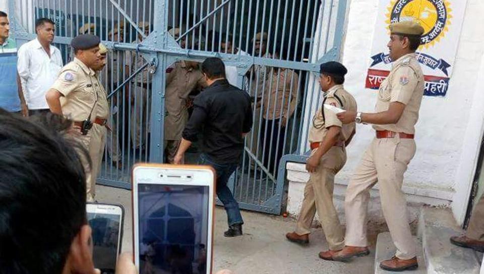 Live: अभी जेल में ही रहेंगे सलमान खान, ज़मानत पर कल आएगा फैसला