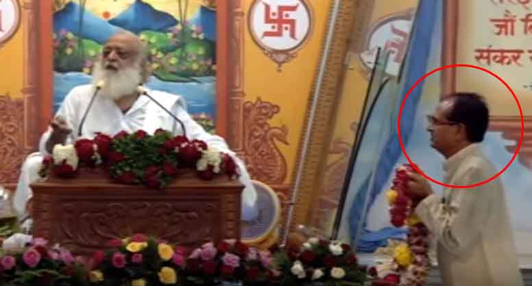 पहले जोड़ते थे आसाराम के हाथ, अब चौराहे और बस स्टॉप से हटवाये बोर्ड