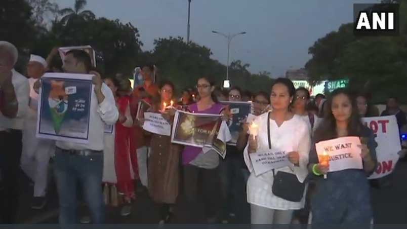 कठुआ, उन्नाव और सुरत: गुस्से में देश, दिल्ली से मुंबई तक प्रदर्शन