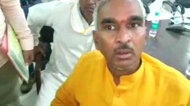 बीजेपी विधायक ने योगी सरकार के मंत्री को कहा “कुत्ता”