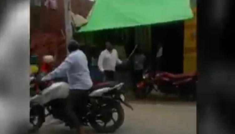 उत्तरप्रदेश: दलित महिला पार्षद और उसके बेटे को सड़क पर गिराकर पीटा