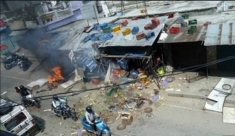 हिन्दू लड़की के रेप की अफवाह पर फूँक डालीं मुसलमानो की दुकाने