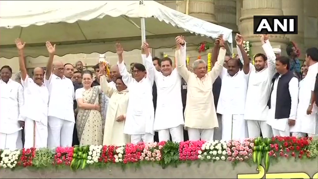 कर्नाटक के मंच पर दिखी 2019 की तस्वीर, कुमार स्वामी ने ली शपथ