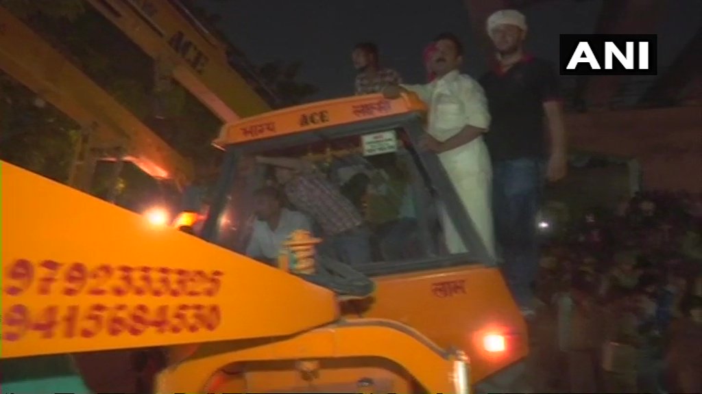 पीएम मोदी के संसदीय क्षेत्र में निर्माणाधीन फ्लाईओवर का हिस्सा गिरा, 16 की मौत