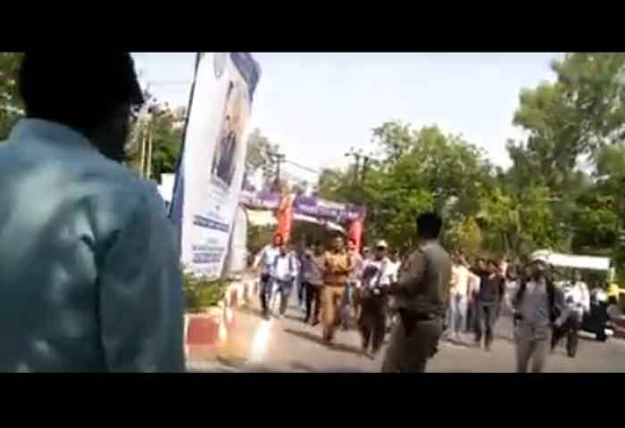 कैंपस में भगवाईयों के तांडव के खिलाफ थाना घेरने पहुंचे एएमयू छात्रों पर लाठीचार्ज, कई घायल