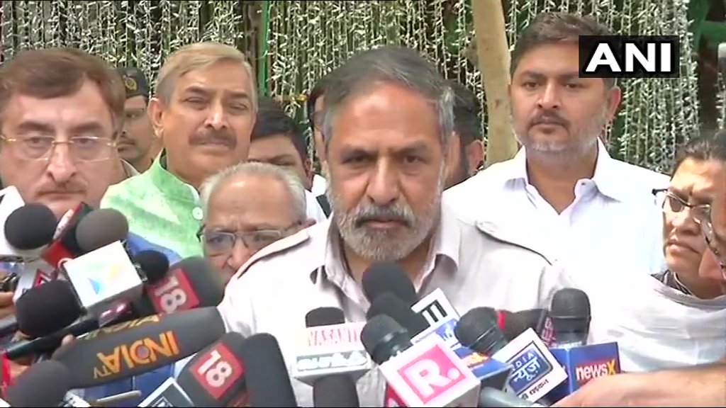 बेंगलुरु में मिले दस हज़ार फर्जी वोटर कार्ड का मामला लेकर चुनाव आयोग पहुंची कांग्रेस