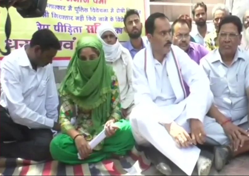 शाहजहांपुर: बीजेपी विधायक के बेटे पर रेप का आरोप, धरने पर बैठी पीड़ित लड़की