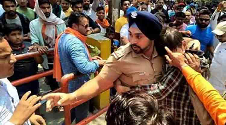 मुस्लिम युवक पर टूट पड़े थे भगवाधारी, इस जांबाज सिख पुलिस इंस्पेक्टर ने बचायी जान