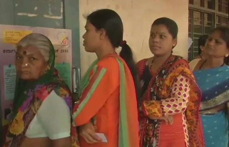 लाइव:  कर्नाटक में शांतिपूर्ण मतदान जारी, 3 बजे तक 56% वोटिंग