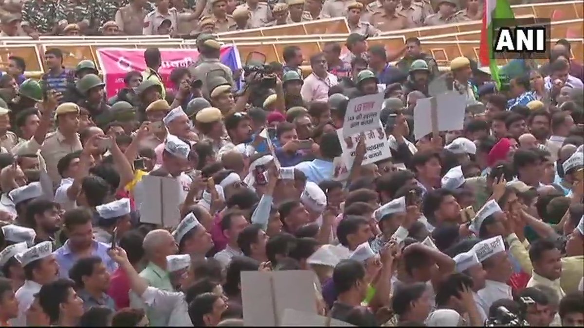 लाइव: पीएम आवास घेरने जा रहे आप कार्यकर्ताओं को संसद मार्ग पर रोका गया