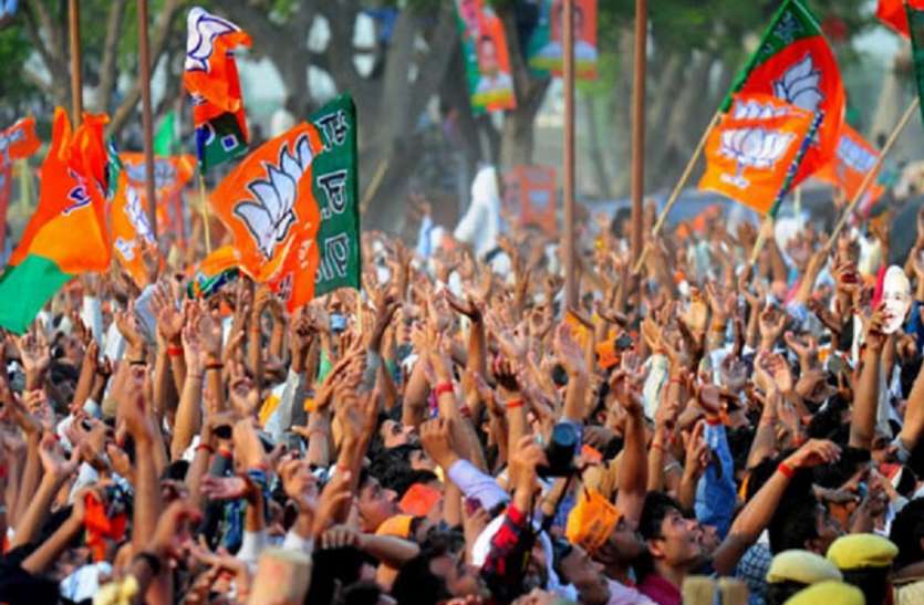 विकास यात्रा लेकर पहुंचे बीजेपी विधायक पर उछाले गए जूते चप्पल