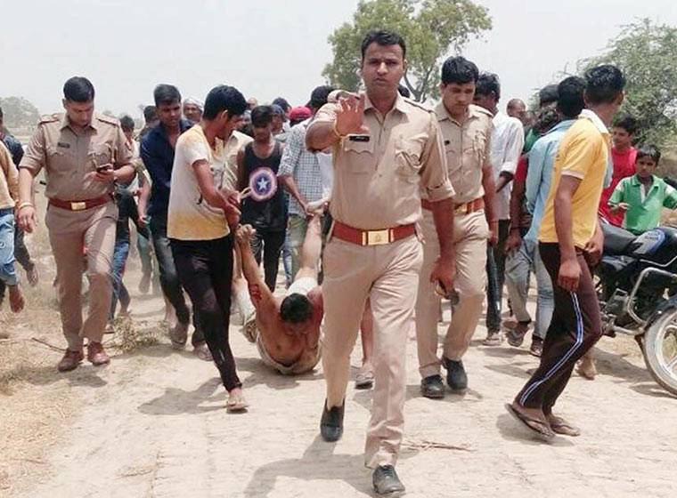 हापुड़ लिंचिंग केस में पुलिस ने मांगी माफ़ी, तस्वीर में दिख रहे 3 पुलिसकर्मी भेजे गए पुलिस लाइन