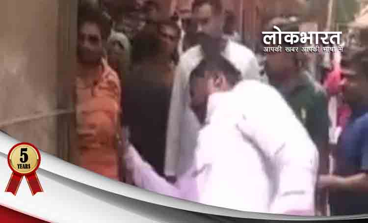 ताजमहल परिसर में घुसे हिन्दू संगठनों के लोगों द्वारा तोड़फोड़, पर्यटक भागे