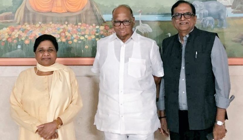 रामदास अठावले के दलित वोटों में सेंध लगाने की तैयारी, मायावती से मिले शरद पवार