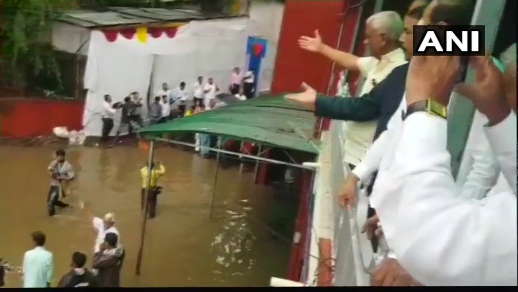 महाराष्ट्र: बारिश ने धो डाला स्मार्ट सिटी का सरकारी दावा, विधानसभा में घुसा पानी, बिजली गुल