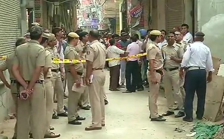 दिल्ली: एक ही घर से 11 लाशें बरामद, संदिग्ध हालत में रस्सी से लटके मिले शव