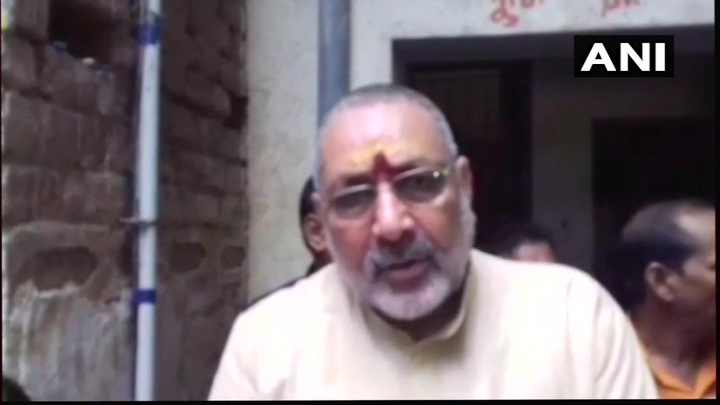 नए विवाद में फंसी बीजेपी, जयंत के बाद दंगा आरोपियों से जेल में मिलने पहुंचे गिरिराज सिंह