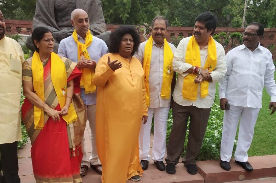संसद भवन में टीडीपी और टीएमसी का प्रदर्शन, साईं बाबा के भेष में पहुंचे टीडीपी सांसद
