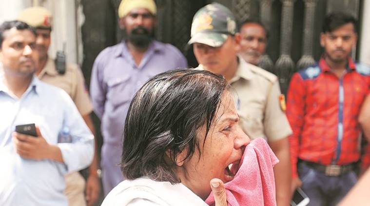 बुराड़ी केस: सीसीटीवी में फांसी के लिए स्टूल लाती नज़र आयीं महिलाएं