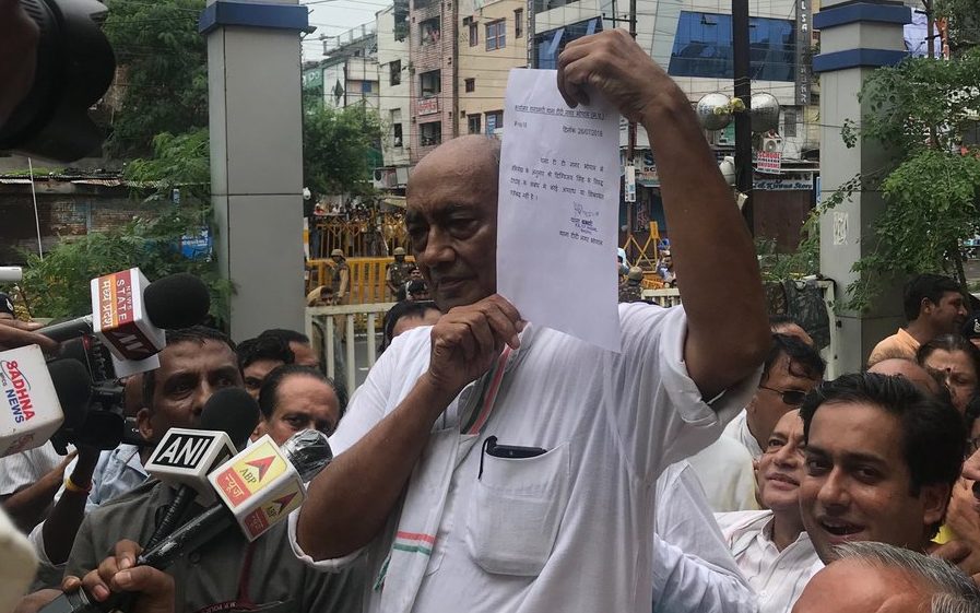 दिग्विजय सिंह को देशद्रोही बताकर फंसे शिवराज, गिरफ्तारी देने थाने पहुंचे दिग्विजय सिंह