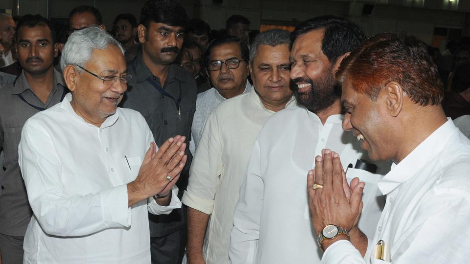 बिहार में चुनाव से पहले एनडीए से हाथ खींच सकते हैं नीतीश-पासवान