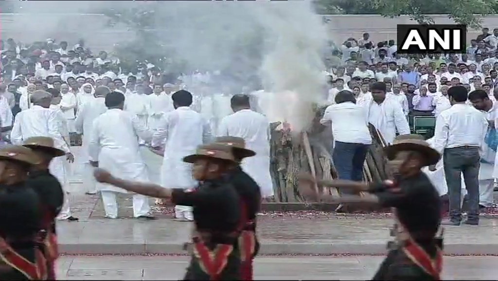 पंचतत्व में विलीन हुए अटल, दत्तक पुत्री ने दी मुखाग्नि