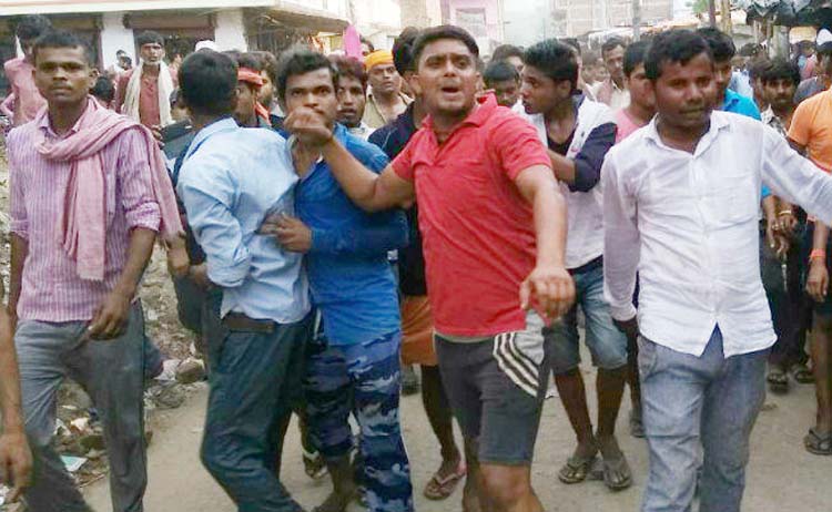 बिहार: महिला को निर्वस्त्र घुमाया, वीडियो बनाते रहे लोग, 15 गिरफ्तार, दो थानाध्यक्ष सस्पेंड