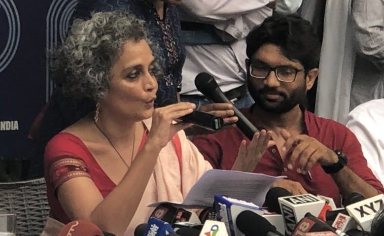 हे ईश्वर ! मुझे मेरा देश लौटा दो – अरुंधति रॉय