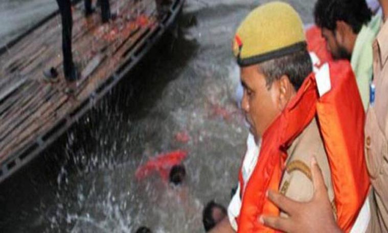 अस्थि विसर्जन के दौरान पलटी नाव, सांसद- विधायक नदी में धड़ाम