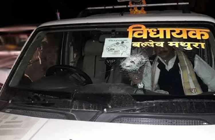 मथुरा में बीजेपी विधायक की गाडी पर पथराव