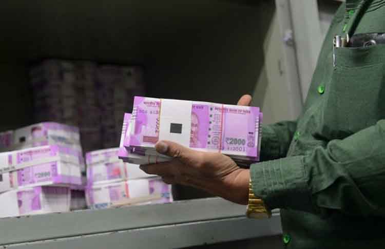 रूपये का लुढ़कना जारी, डॉलर 70.15 तक पहुंचा