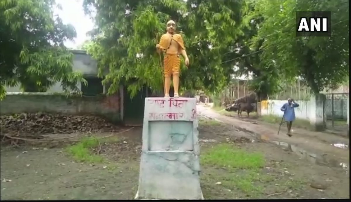 महात्मा गांधी की मूर्ति पर पोत दिया भगवा रंग