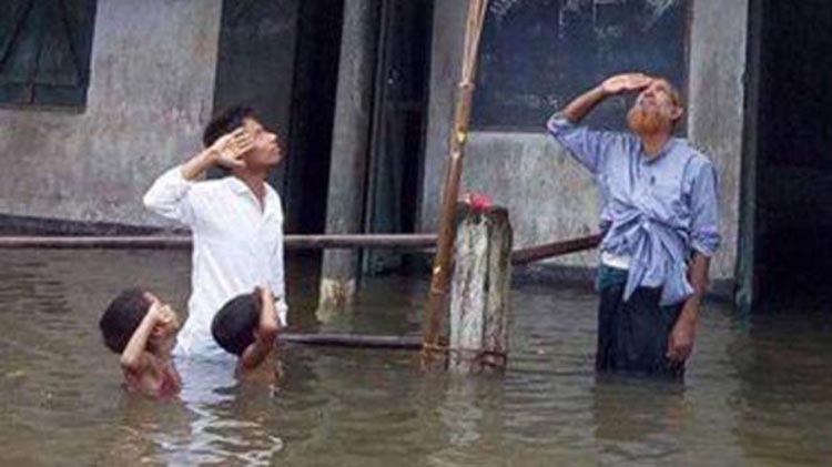 गर्दन तक पानी में घुसकर तिरंगे को सलाम करने वाले बच्चे को एनआरसी ने नहीं माना भारतीय