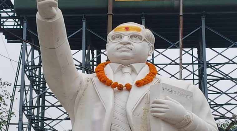 अब मुगलसराय में डा आंबेडकर की प्रतिमा को लगाया भगवा टीका