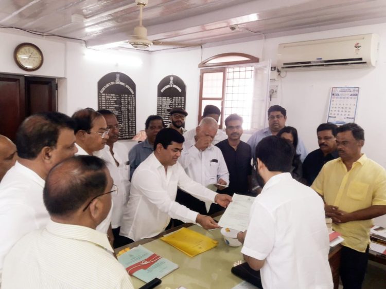 गोवा में सियासी उठापटक के बीच कांग्रेस ने पेश किया सरकार बनाने का दावा