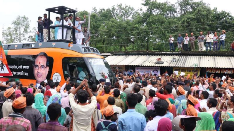 अब मध्य प्रदेश में शिवराज सिंह की जन आशीर्वाद यात्रा पर पथराव, काले झंडे