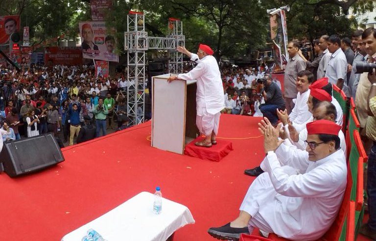 मुलायम ने शिवपाल को दिया झटका, कहा ‘मैं समाजवादी पार्टी के साथ’