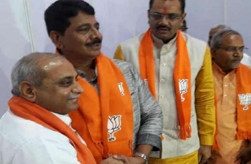 तीन महीने पहले बीजेपी में शामिल हुए शंकर सिंह वाघेला के बेटे महेंद्र का बीजेपी से इस्तीफा