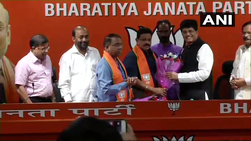 गोवा में सरकार बचाने को बीजेपी ने तोड़ लिए कांग्रेस के दो विधायक