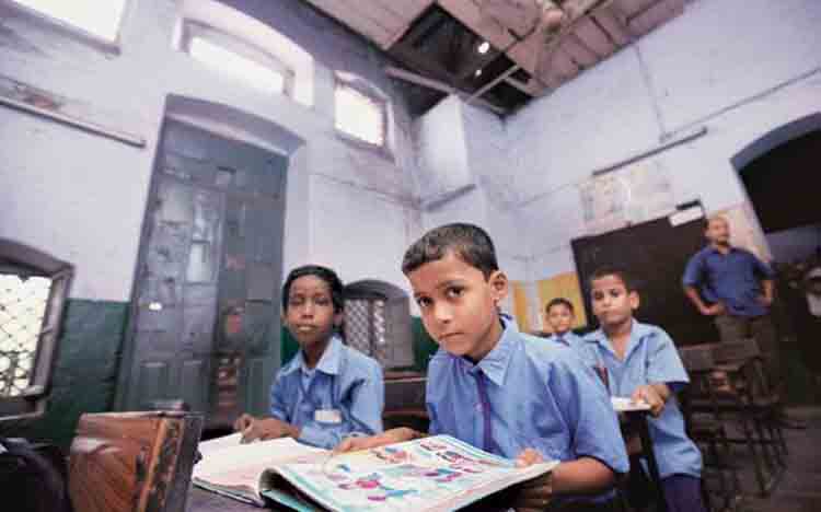 हिंदू-मुस्लिम बच्चों को अलग-अलग बैठाने के मामले में शिक्षक निलंबित