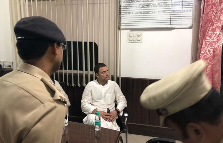 CBI: कांग्रेस का प्रदर्शन, राहुल ने दी गिरफ्तारी, थाने से बाहर आते ही बोले “चौकीदार ही चोर है”