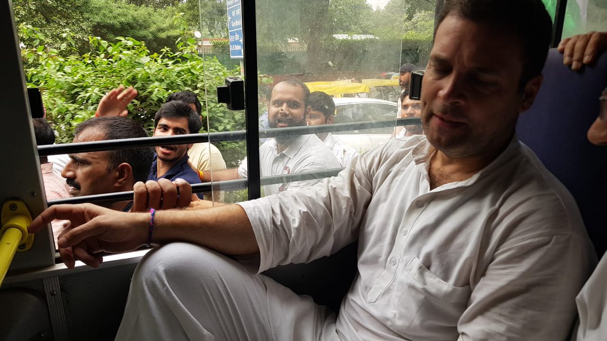 तस्वीरों में देखिये: देशभर में कांग्रेस का प्रदर्शन