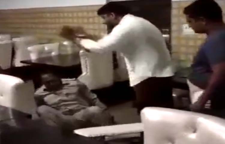 भाजपा राज में वर्दी में पिट रही पुलिस, मेरठ में बीजेपी पार्षद ने दरोगा को पीटा