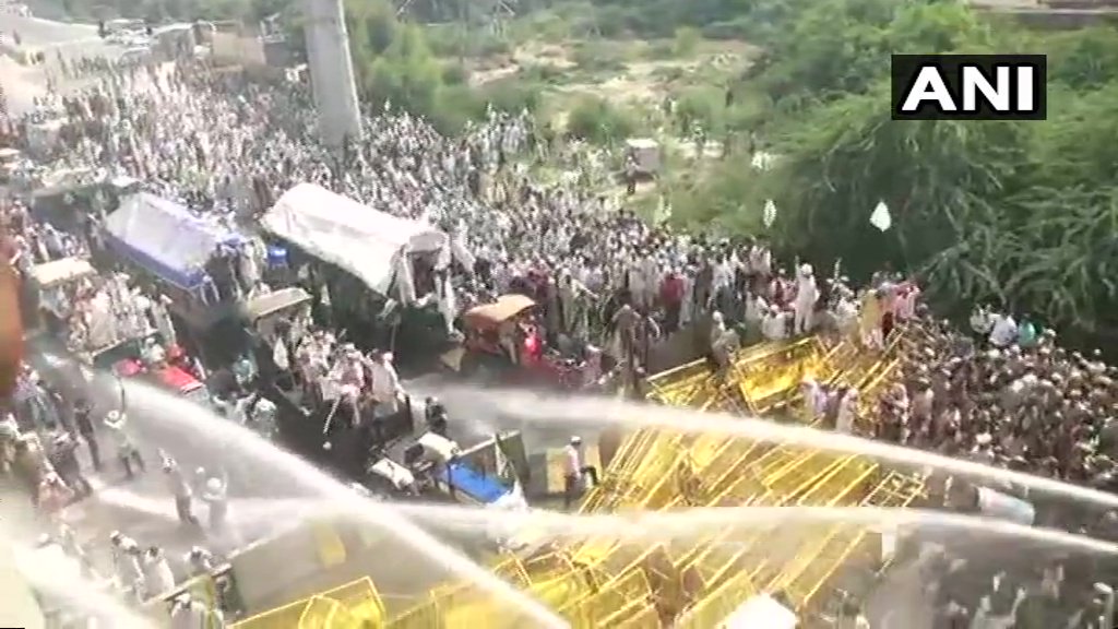 किसानो ने घेरी दिल्ली, बॉर्डर पर रोका गया, वापस जाने को तैयार नहीं किसान