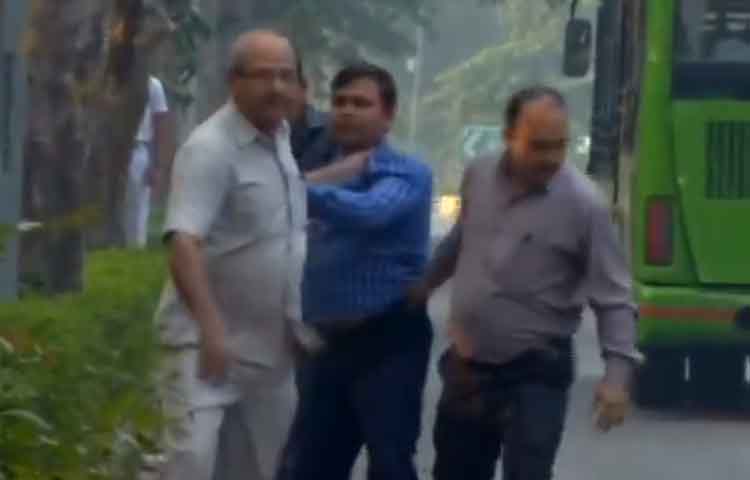 आलोक वर्मा की कौन करा रहा था जासूसी, घर के बाहर पकडे गए IB के लोग