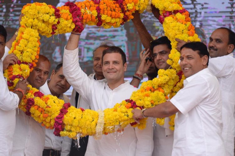 शिवसेना ने राहुल की तारीफ़ में लिखा ,”दिल्ली के शासकों को राहुल गांधी से लगता है डर”