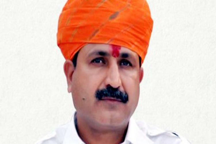 मध्य प्रदेश: चुनाव प्रचार करने निकले बीजेपी विधायक को पहनाई जूतों की माला